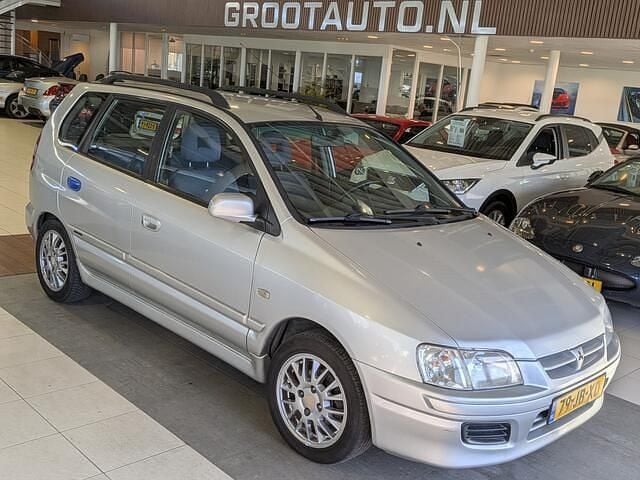 Grijs (metallic) Occasion 2002 Mitsubishi Space Star MPV | € 998 - Afbeelding 1/4