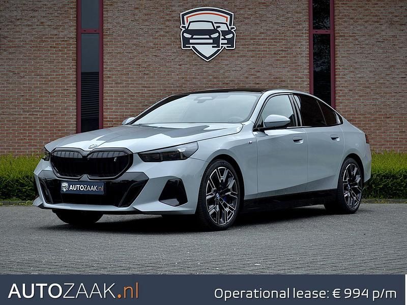 Grijs Gebruikt 2023 BMW i5 M Sport Sedan | € 65.950 (Eerlijke prijs) - Afbeelding 1/4