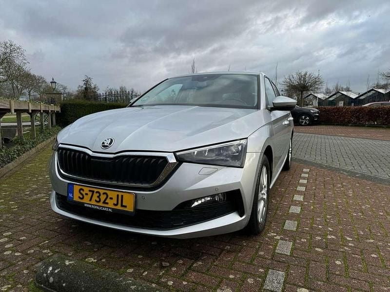 Grijs Gebruikt 2020 Skoda Scala Hatchback | € 12.011 - Afbeelding 1/4