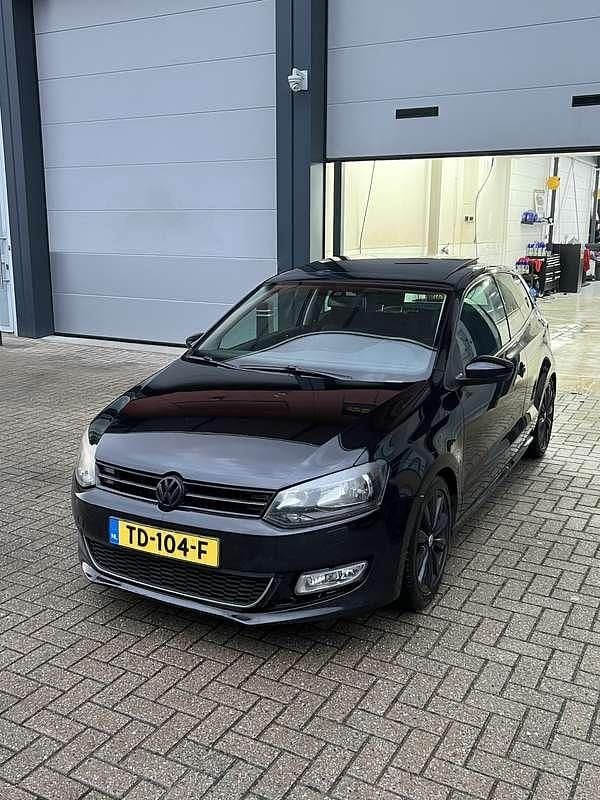 Zwart Occasion 2011 VW Polo Style Sedan | € 5.500 (Eerlijke prijs) - Afbeelding 1/4