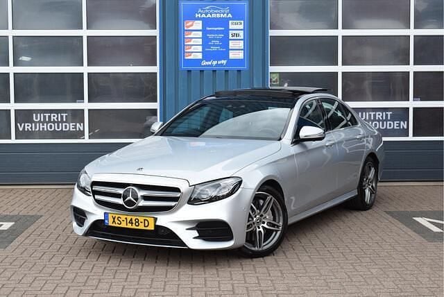 Grijs Gebruikt 2018 Mercedes E350 Premium Plus Sedan | € 34.650 (Goede deal) - Afbeelding 1/4