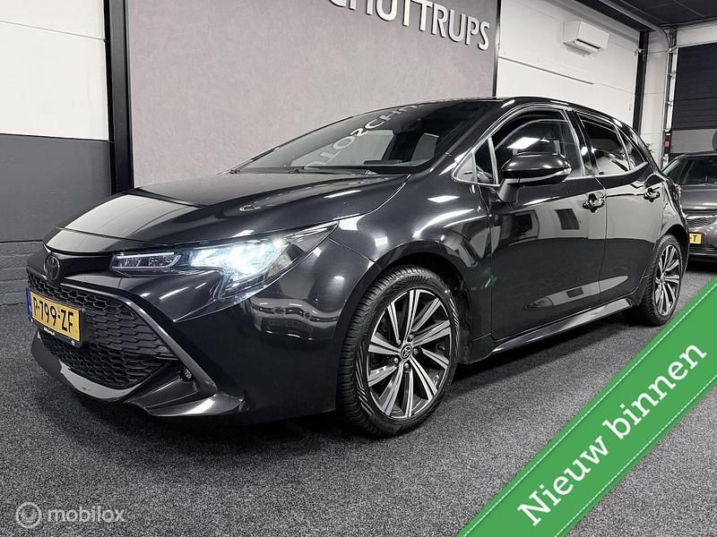 Zwart (metallic) Gebruikt 2022 Toyota Corolla Hatchback | € 11.390 (Super prijs) - Afbeelding 1/4