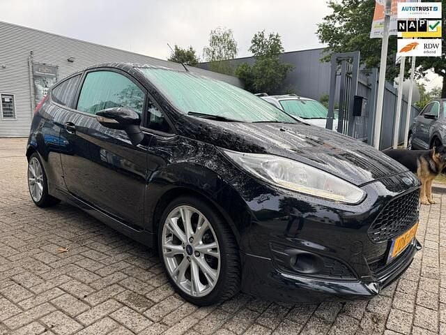 Zwart, metallic lak Gebruikt 2015 Ford Fiesta ST-Line Hatchback | € 7.399 (Goede deal) - Afbeelding 1/4