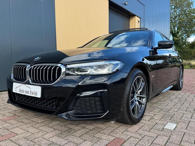 Zwart Gebruikt 2022 BMW 530 Stationwagen | € 43.900 (Duur) - Afbeelding 1/4