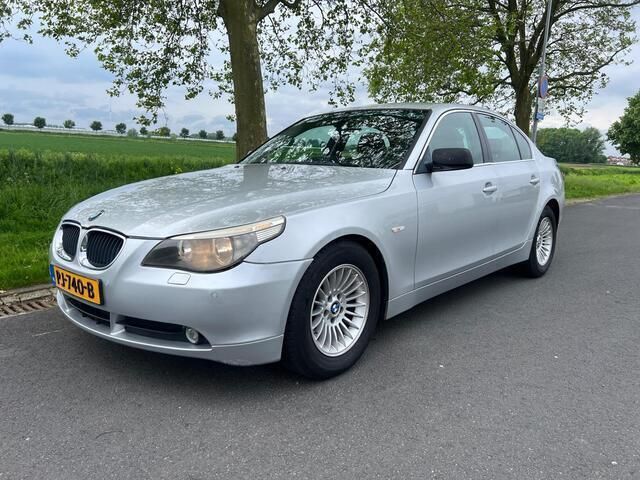 Grijs Gebruikt 2005 BMW 523 Executive Sedan | € 2.995 (Super prijs) - Afbeelding 1/4