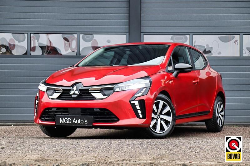 Rood Gebruikt 2024 Mitsubishi Colt Hatchback | € 18.950 (Eerlijke prijs) - Afbeelding 1/4