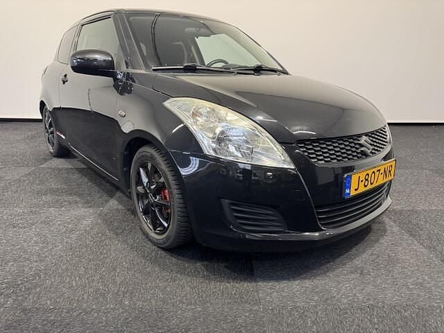 Zwart (metallic) Gebruikt 2013 Suzuki Swift Hatchback | € 4.990 (Super prijs) - Afbeelding 1/4