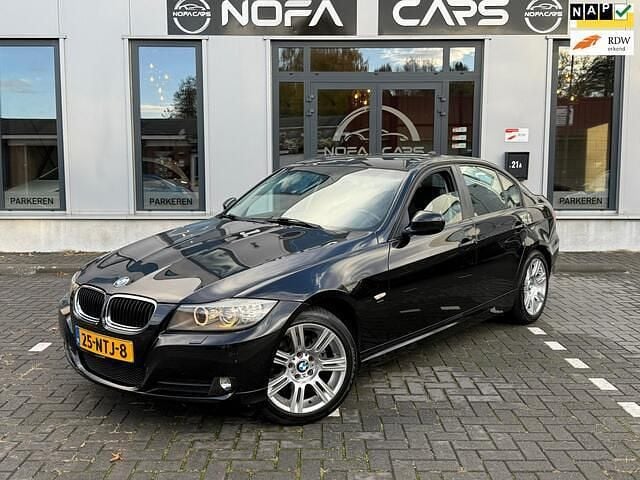 Zwart Gebruikt 2010 BMW 318 Sedan | € 6.950 (Eerlijke prijs) - Afbeelding 1/4
