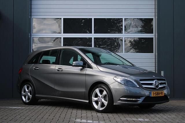 Grijs Gebruikt 2013 Mercedes B180 Ambition MPV | € 7.499 (Goede deal) - Afbeelding 1/4