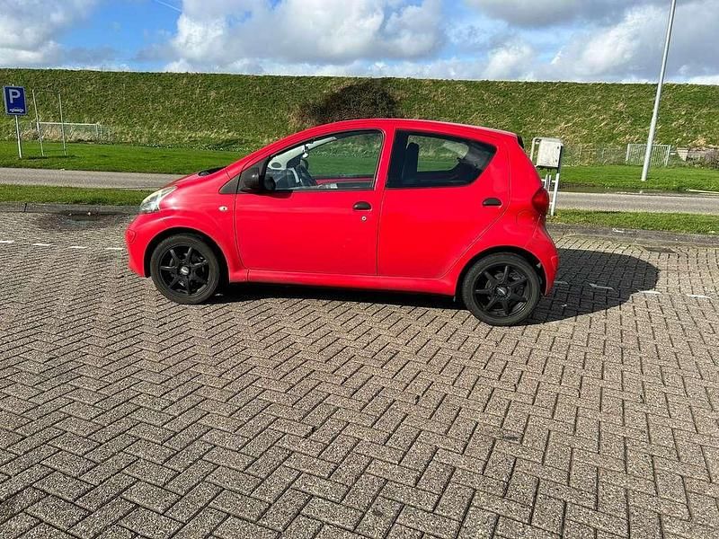 Rood Gebruikt 2007 Toyota Aygo Hatchback | € 2.400 (Goede deal) - Afbeelding 1/4