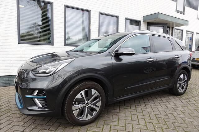 Grijs Gebruikt 2020 Kia e-Niro Plus SUV | € 17.950 (Goede deal) - Afbeelding 1/4
