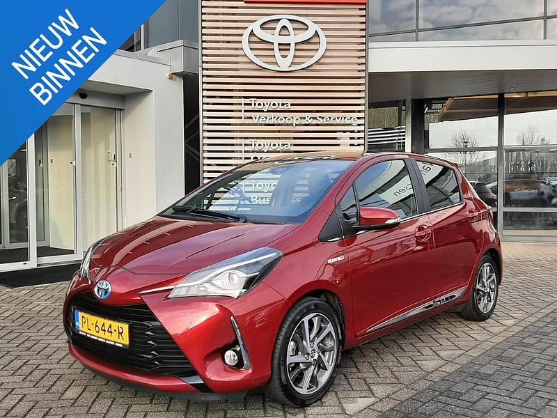 Rood Occasion 2017 Toyota Yaris Hybrid Premium Hatchback | € 16.900 (Eerlijke prijs) - Afbeelding 1/4