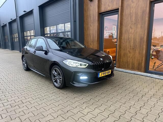 Zwart Gebruikt 2020 BMW 118 Executive Hatchback | € 16.990 (Eerlijke prijs) - Afbeelding 1/4