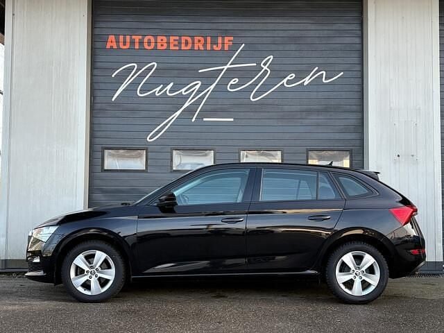Zwart (metallic) Occasion 2021 Skoda Scala Ambition Hatchback | € 11.950 (Goede deal) - Afbeelding 1/3