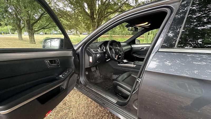 Grijs Gebruikt 2015 Mercedes E200 Avantgarde Sedan | € 9.500 (Goede deal) - Afbeelding 1/4