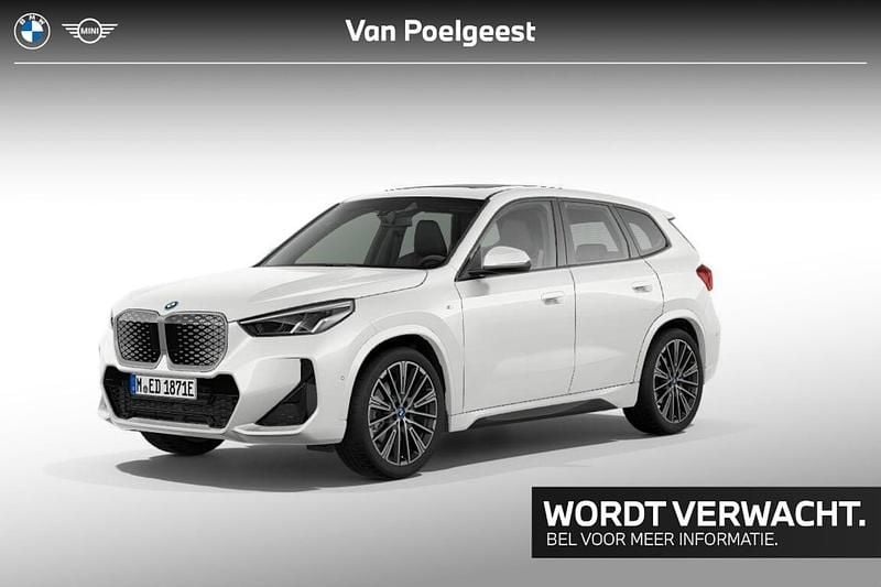 Mineralweiss metallic (wit metallic) Gebruikt 2025 BMW iX1 Performance SUV | € 51.900 (Super prijs) - Afbeelding 1/4