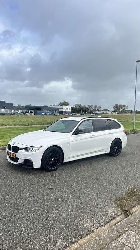 Wit Gebruikt 2013 BMW 320 Executive Stationwagen | € 19.950 - Afbeelding 1/4