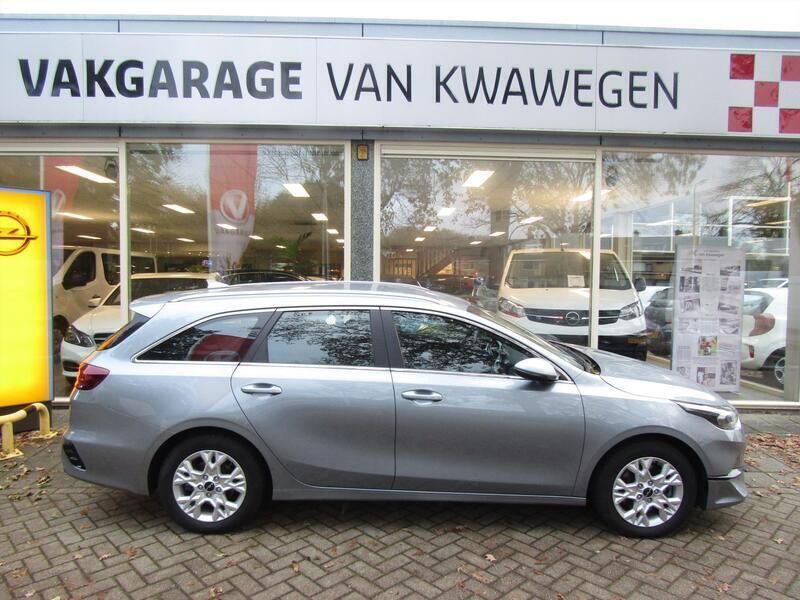 Grijs, metallic lak Gebruikt 2022 Kia Ceed Sportswagon Stationwagen | € 18.900 (Eerlijke prijs) - Afbeelding 1/4