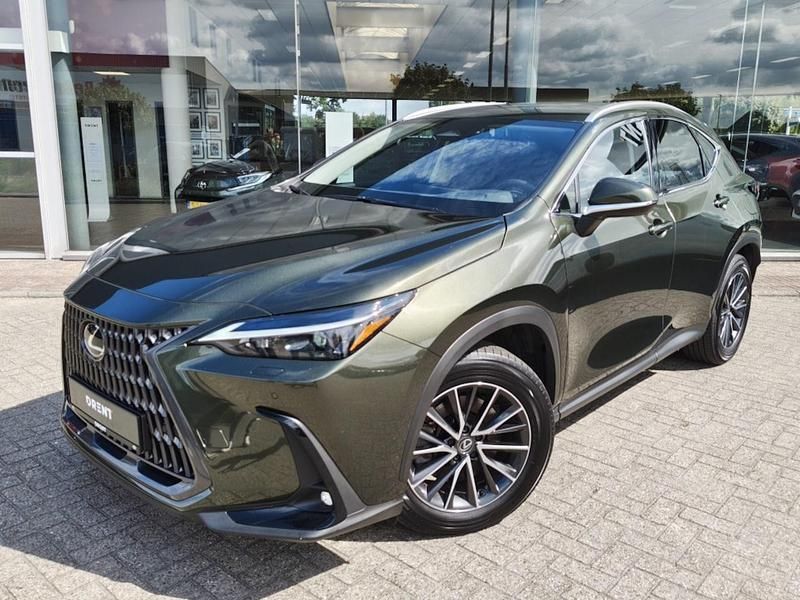 Groen (metallic) Occasion 2025 Lexus NX450h+ Luxury Line SUV | € 55.495 (Super prijs) - Afbeelding 1/4