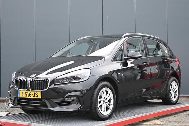 Zwart Gebruikt 2018 BMW 218 Executive Stationwagen | € 17.950 (Eerlijke prijs) - Afbeelding 1/4