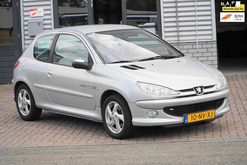 Grijs, metallic lak Gebruikt 2004 Peugeot 206 Quiksilver Hatchback | € 1.350 (Goede deal) - Afbeelding 1/4