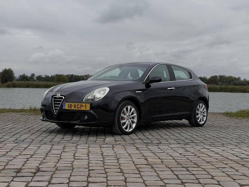Zwart Gebruikt 2012 Alfa Romeo Giulietta Distinctive Hatchback | € 6.450 (Eerlijke prijs) - Afbeelding 1/4