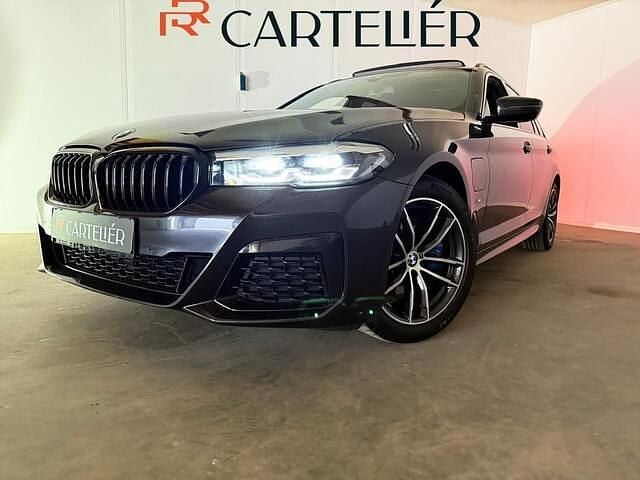 Grijs Gebruikt 2021 BMW 530e M Sport Stationwagen | € 38.750 (Eerlijke prijs) - Afbeelding 1/4