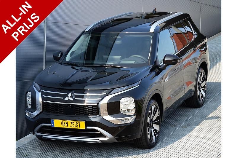 Zwart Gebruikt 2025 Mitsubishi Outlander Instyle SUV | € 59.950 - Afbeelding 1/3