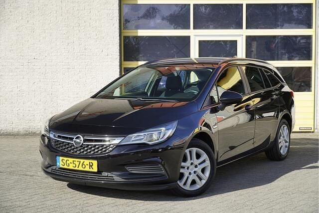 Zwart Gebruikt 2018 Opel Astra Edition Stationwagen | € 9.750 (Goede deal) - Afbeelding 1/4