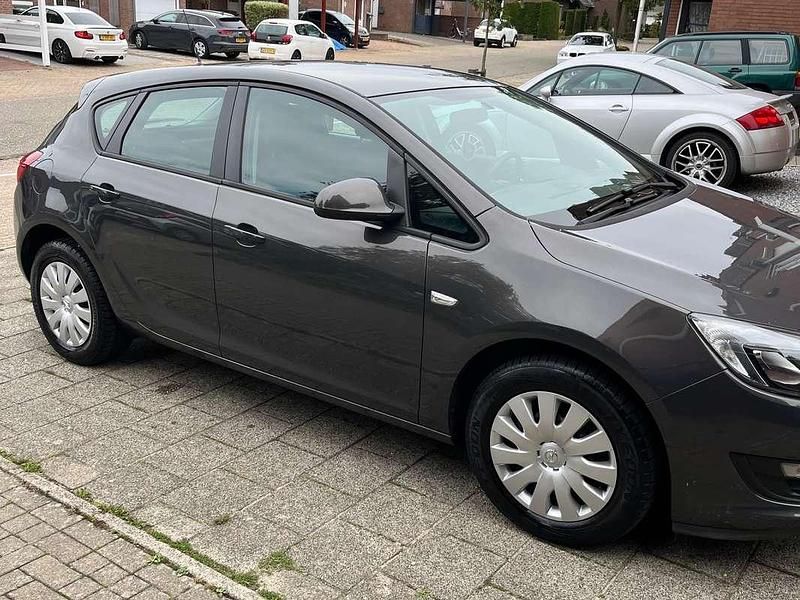 Zwart Gebruikt 2012 Opel Astra Edition Hatchback | € 5.500 (Goede deal) - Afbeelding 1/4