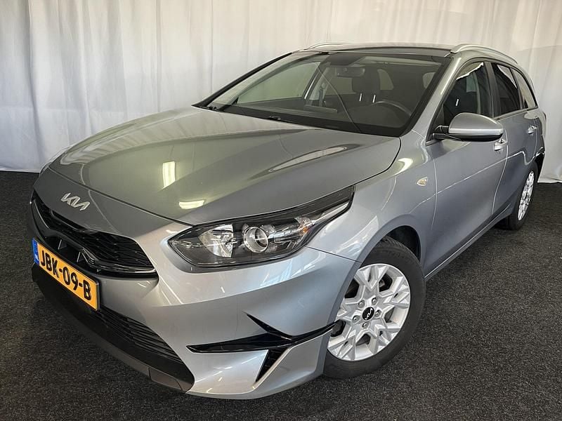 Grijs Gebruikt 2022 Kia Ceed Stationwagen | € 17.375 (Goede deal) - Afbeelding 1/4