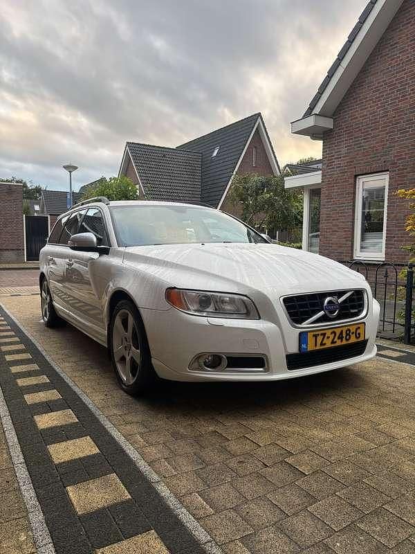 Wit Gebruikt 2011 Volvo V70 R-Design Stationwagen | € 7.250 (Goede deal) - Afbeelding 1/4