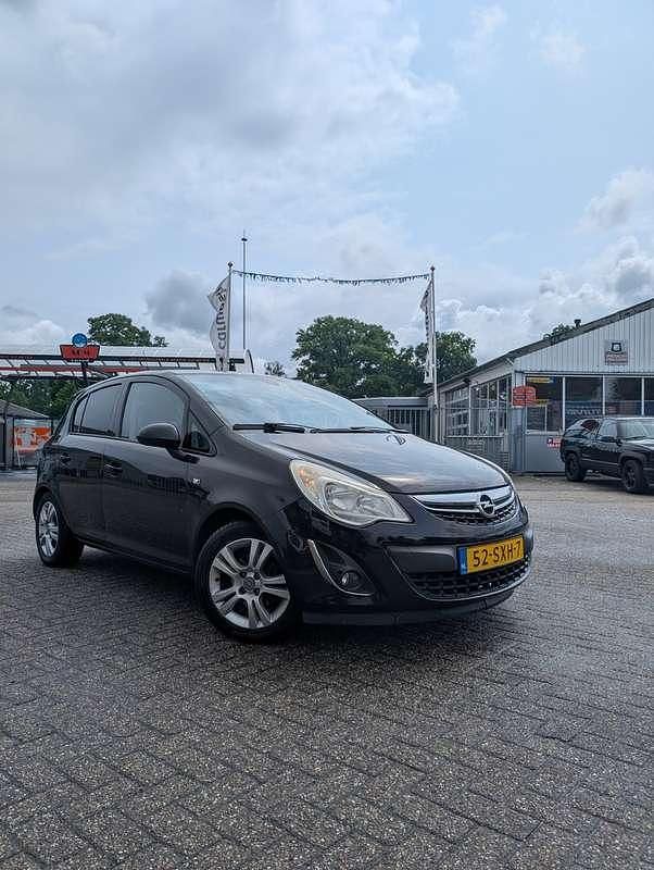 Zwart Gebruikt 2012 Opel Corsa S MPV | € 4.500 (Eerlijke prijs) - Afbeelding 1/4