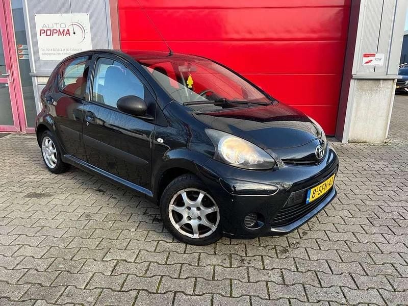 Zwart Occasion 2013 Toyota Aygo Hatchback | € 3.200 (Goede deal) - Afbeelding 1/4