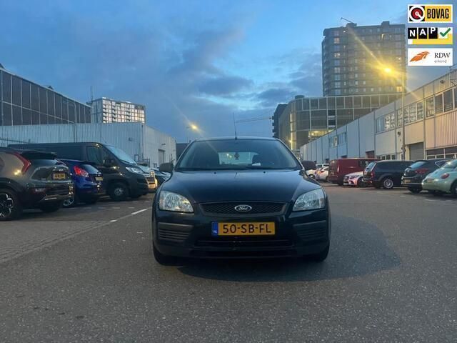 Zwart Gebruikt 2005 Ford Focus Ambiente Hatchback | € 2.500 (Iets duurder) - Afbeelding 1/4