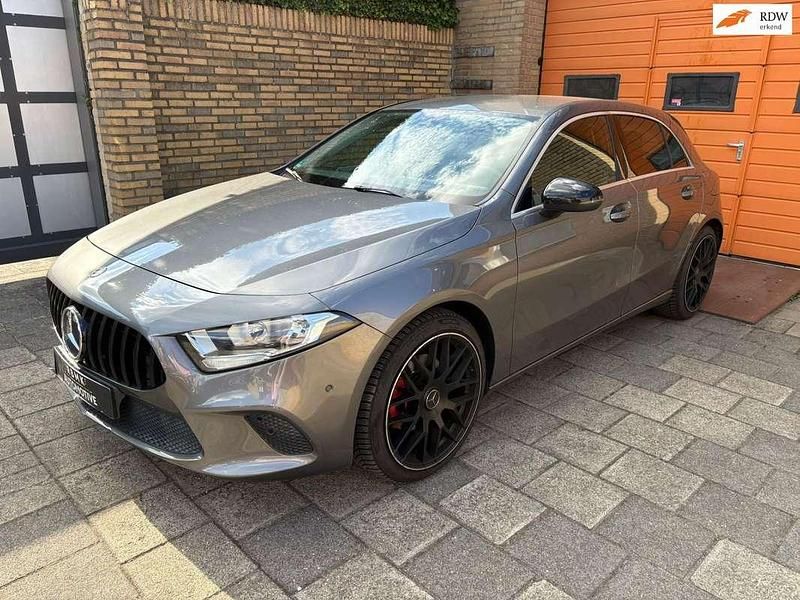 Grijs Gebruikt 2019 Mercedes A200 Business Hatchback | € 23.499 (Eerlijke prijs) - Afbeelding 1/4