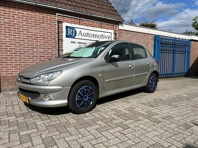 Grijs Gebruikt 2007 Peugeot 206 Forever Hatchback | € 1.650 (Eerlijke prijs) - Afbeelding 1/4