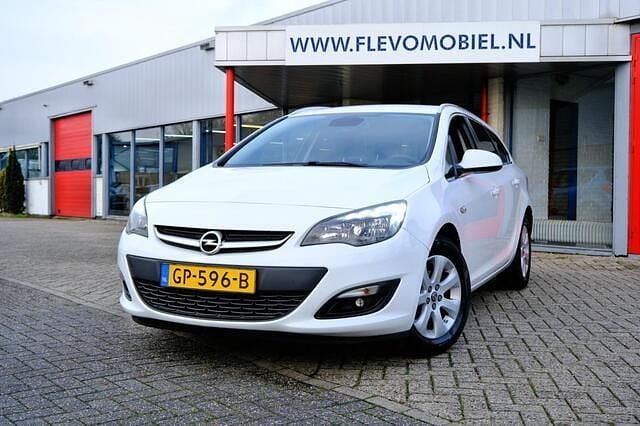 Wit Occasion 2015 Opel Astra Business Stationwagen | € 6.750 (Goede deal) - Afbeelding 1/4