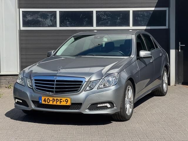 Grijs Gebruikt 2011 Mercedes E200 Avantgarde Sedan | € 13.450 (Eerlijke prijs) - Afbeelding 1/4