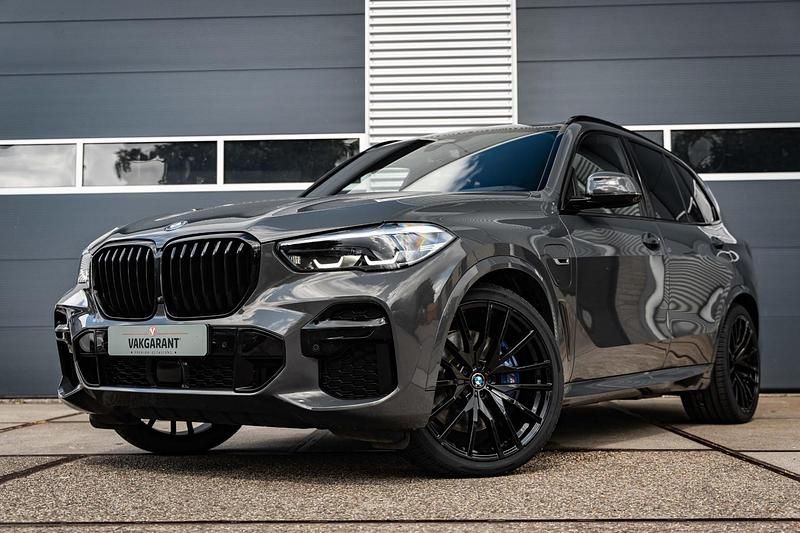 Grijs Gebruikt 2023 BMW X5 Executive SUV | € 69.999 (Eerlijke prijs) - Afbeelding 1/4