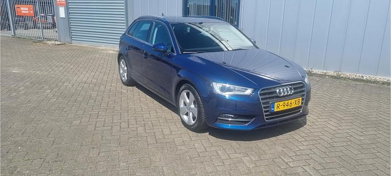 Blauw (metallic) Occasion 2015 Audi A3 Sportback Ambition Hatchback | € 13.950 (Iets duurder) - Afbeelding 1/4