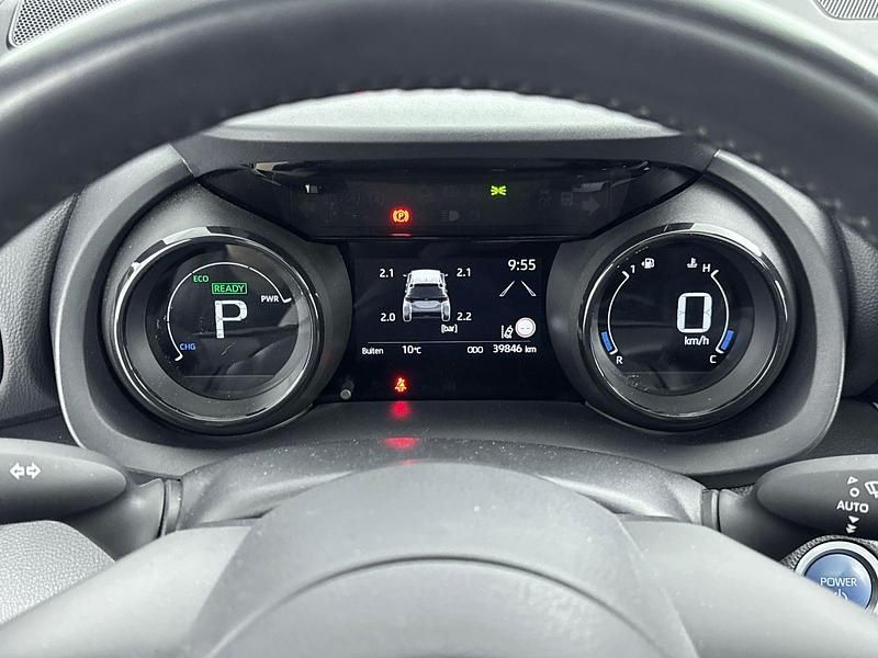 Occasion Toyota Yaris Hybrid Executive 116 PK (85 kW) 2021 Rood Hatchback