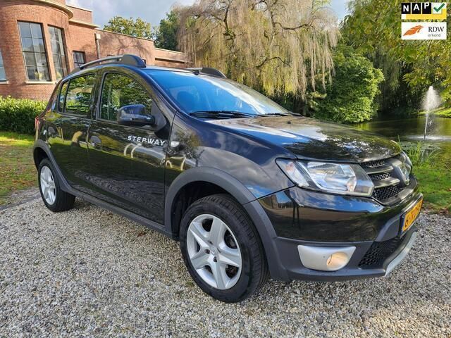 Zwart Gebruikt 2014 Dacia Sandero Lauréate Hatchback | € 6.999 (Eerlijke prijs) - Afbeelding 1/4