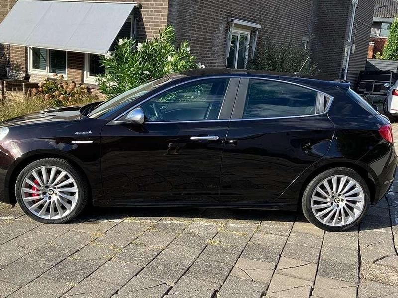 Zwart Occasion 2013 Alfa Romeo Giulietta Hatchback | € 11.000 (Eerlijke prijs) - Afbeelding 1/4