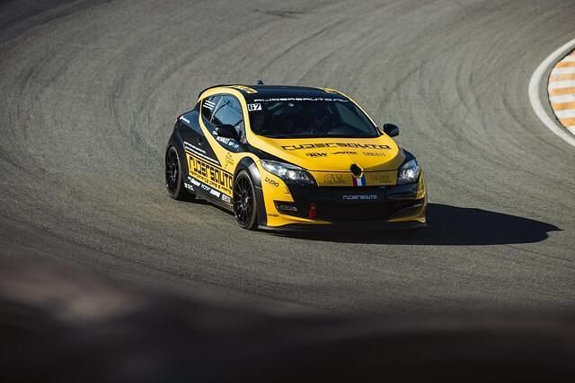 Geel Gebruikt 2010 Renault Mégane Coupé R.S. Coupé | € 25.000 - Afbeelding 1/4