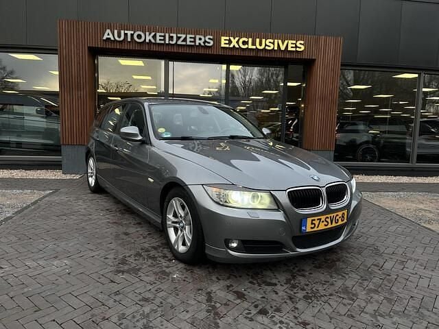 Grijs Gebruikt 2011 BMW 320 Efficient Dynamics Stationwagen | € 6.450 (Eerlijke prijs) - Afbeelding 1/4