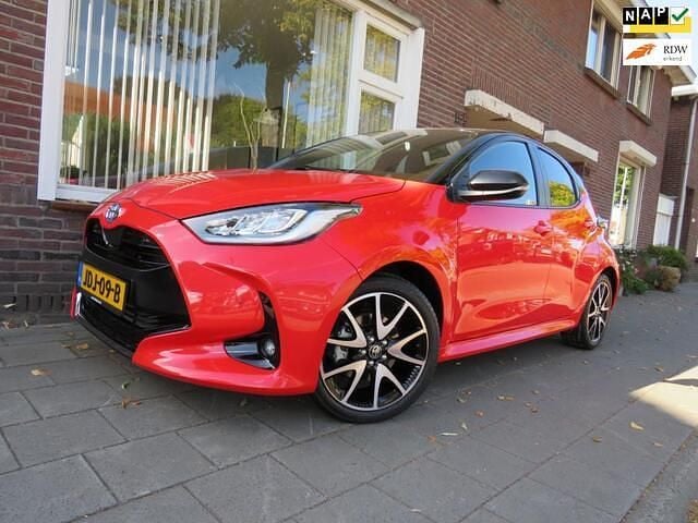Rood Gebruikt 2022 Toyota Yaris Executive Hatchback | € 23.950 (Goede deal) - Afbeelding 1/4