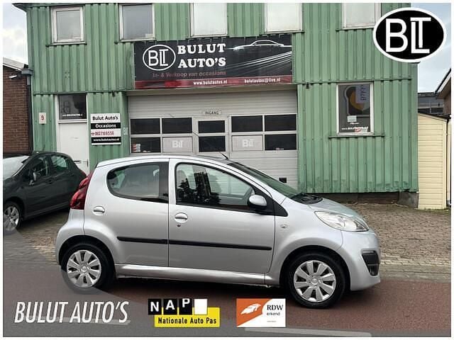 Grijs Gebruikt 2014 Peugeot 107 Active Hatchback | € 3.950 (Eerlijke prijs) - Afbeelding 1/4