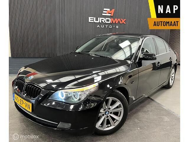 Zwart Occasion 2008 BMW 520 Executive Sedan | € 5.749 (Eerlijke prijs) - Afbeelding 1/4