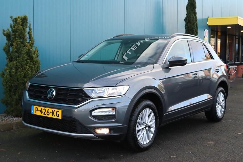 Grijs, metallic lak Gebruikt 2022 VW T-Roc Style SUV | € 20.650 (Goede deal) - Afbeelding 1/4